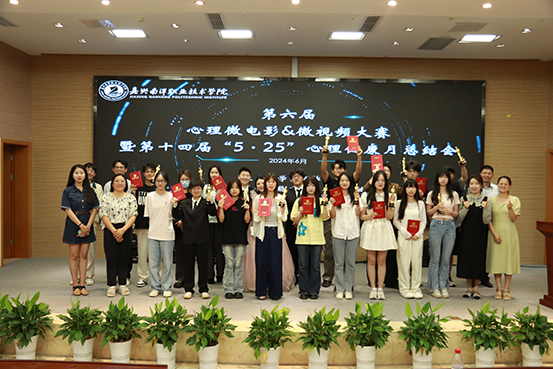 1718333632680647.jpg 图2:合影.jpg