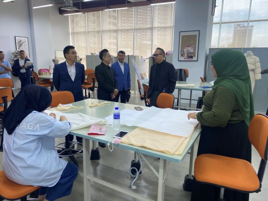 1690862259487542.jpg 7.访问团参观优理大学校园.JPG