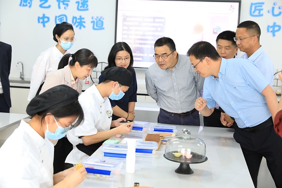 1685340663790155.jpg 图1:参观烹饪专业实训室.JPG