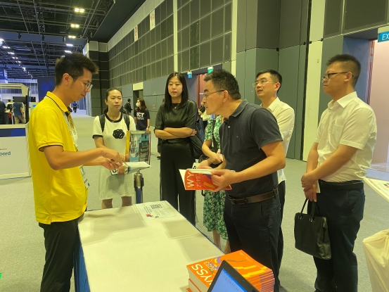 1690685571346094.jpg 图2.亚龙集团向代表团介绍装备.jpg