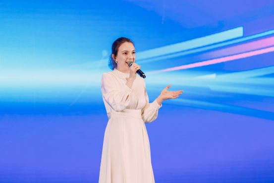 1714438220122560.jpg 图6 波丽娜的汇报环节.jpg