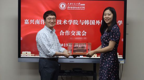 1688009988191414.jpg 图2 冯校长向朴兴秀教授赠送红船模型.JPG