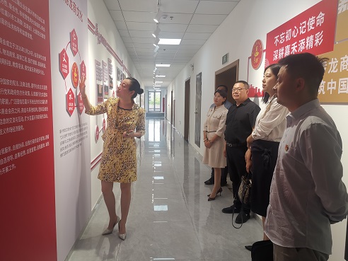1664247030302655.jpg 图1:王泊霏介绍黑龙江商会概况.jpg