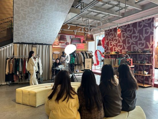 1705392300350999.jpg 图4 电商直播展示111.jpg