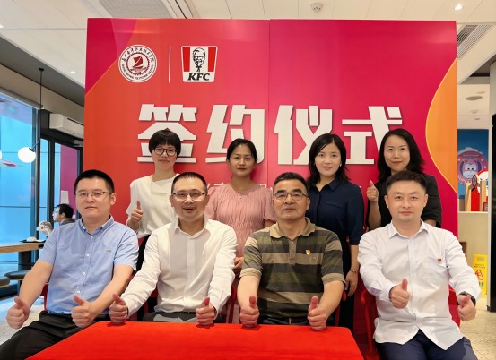1663125020944705.jpg 校企领导合影(1).jpg